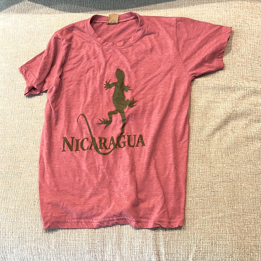 Nicaragua pink lizard T-shirt